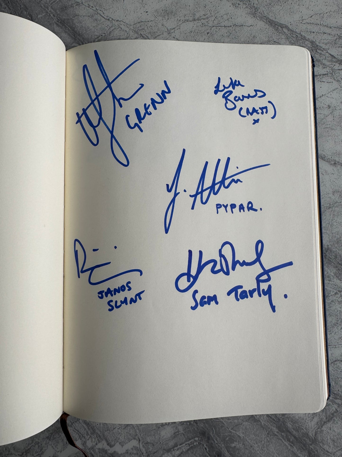 Game Of Thrones Autograph Book Signed By 22 Cast Members