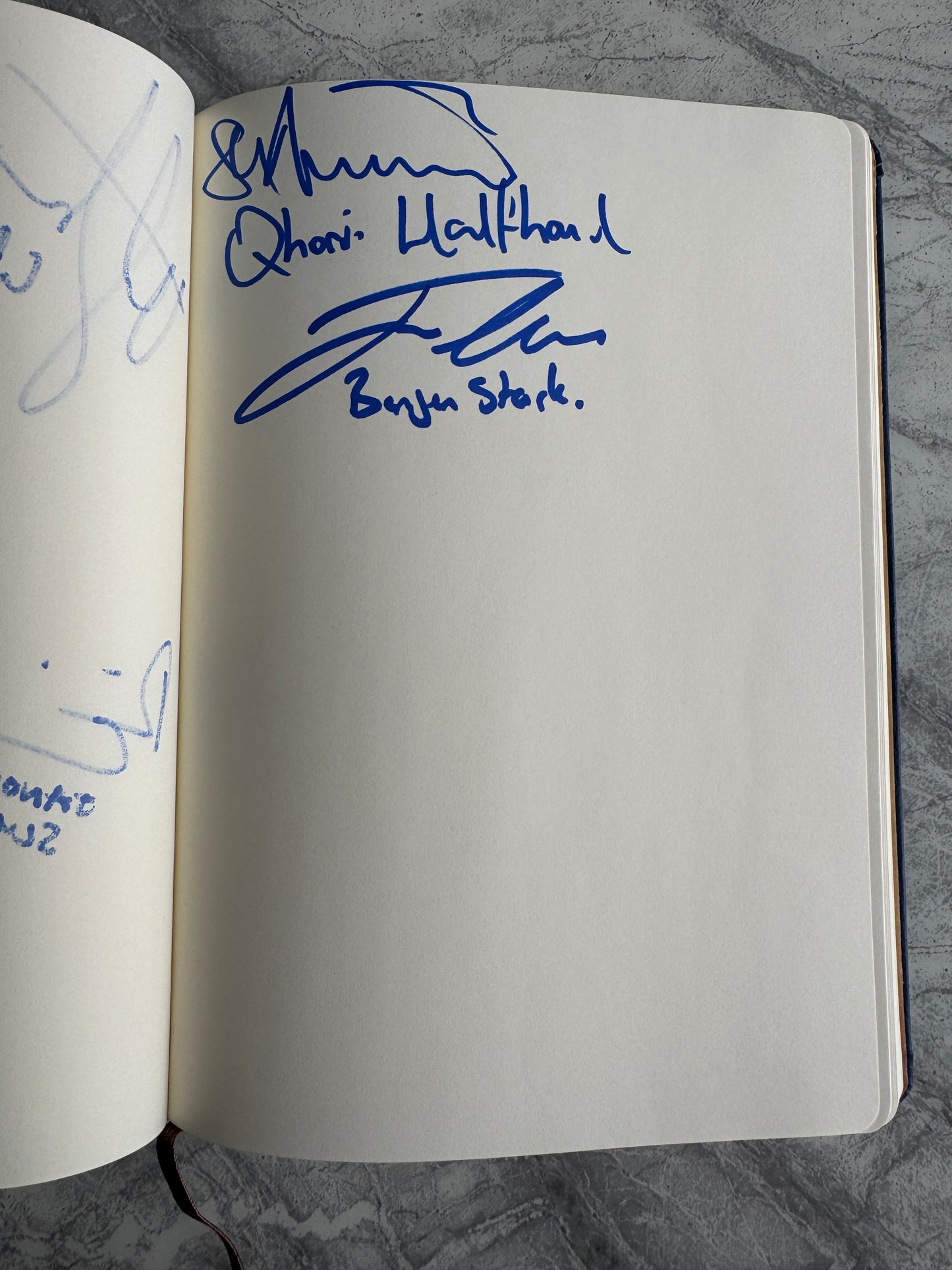 Game Of Thrones Autograph Book Signed By 22 Cast Members