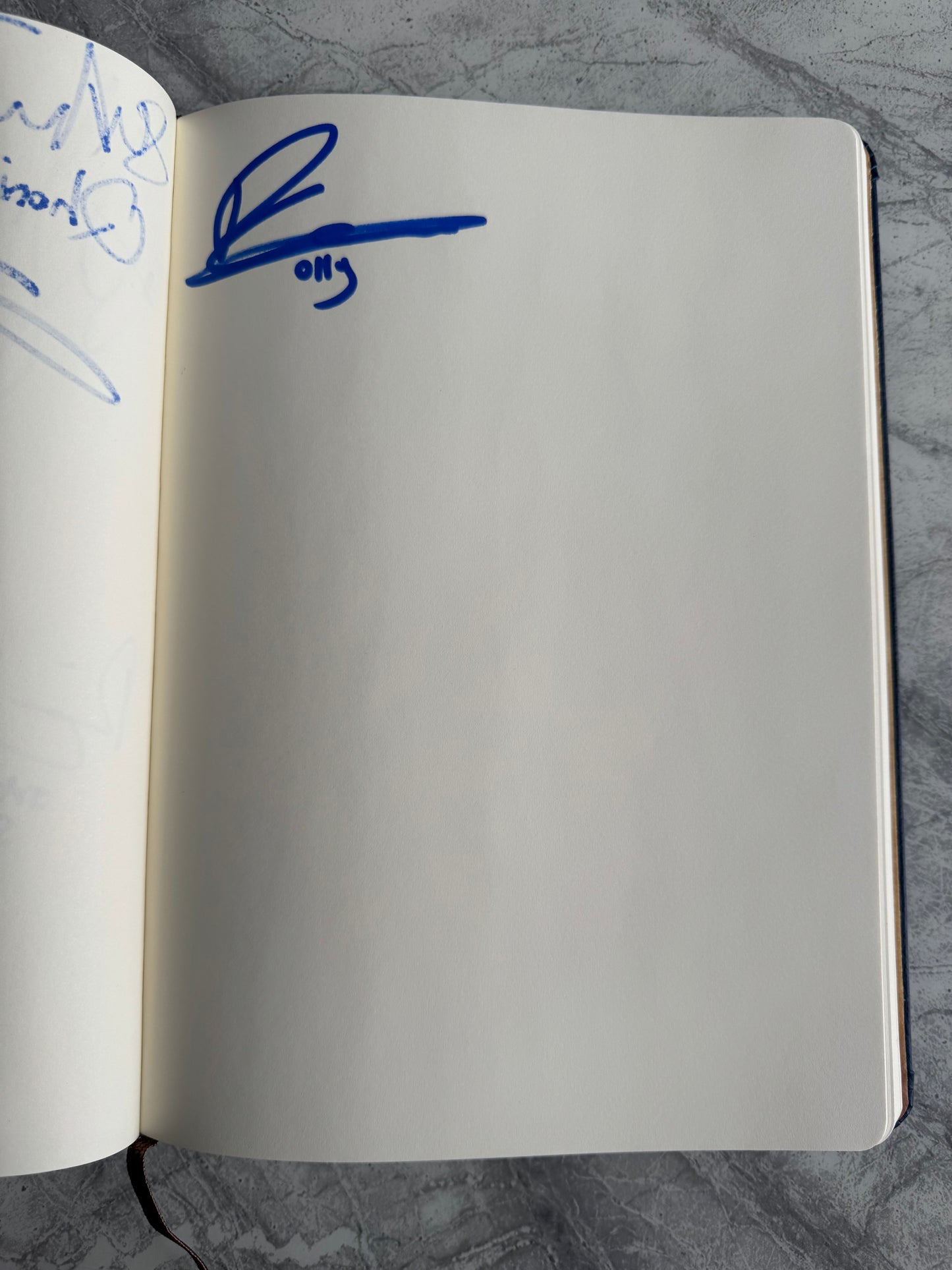 Game Of Thrones Autograph Book Signed By 22 Cast Members