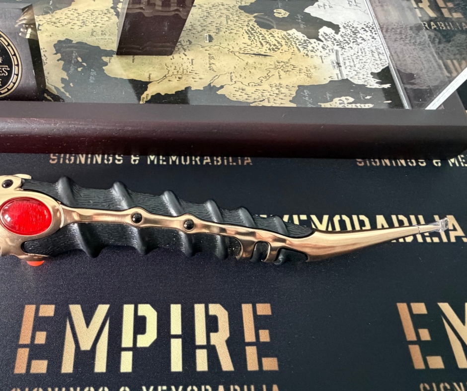 Maisie Williams Signed Game Of Thrones Official Catspaw Replica - SWAU Witnessed