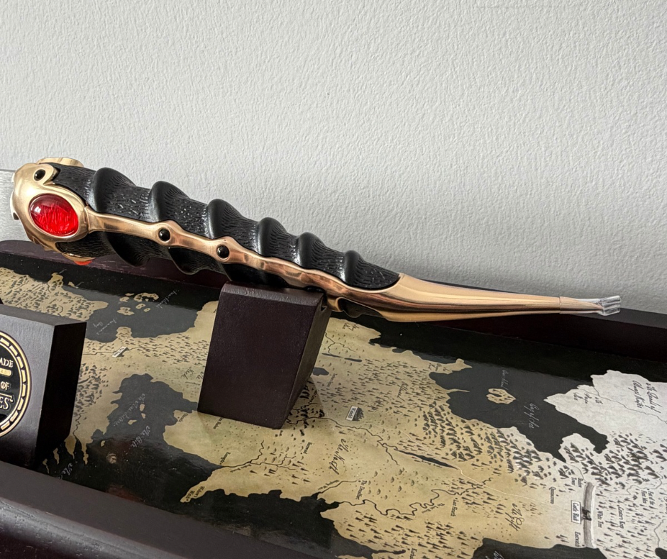 Maisie Williams Signed Game Of Thrones Official Catspaw Replica - SWAU Witnessed