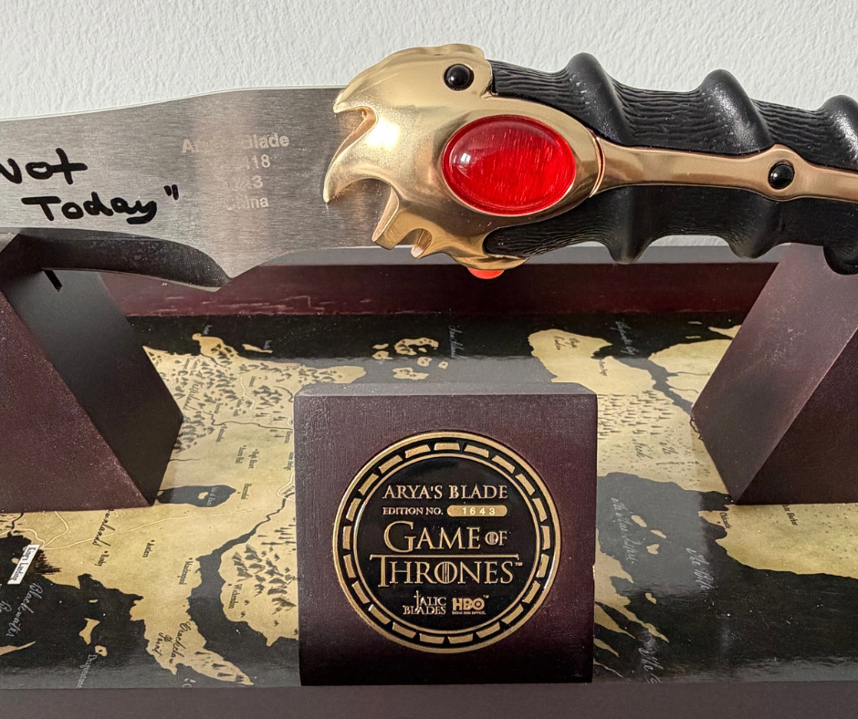 Maisie Williams Signed Game Of Thrones Official Catspaw Replica - SWAU Witnessed