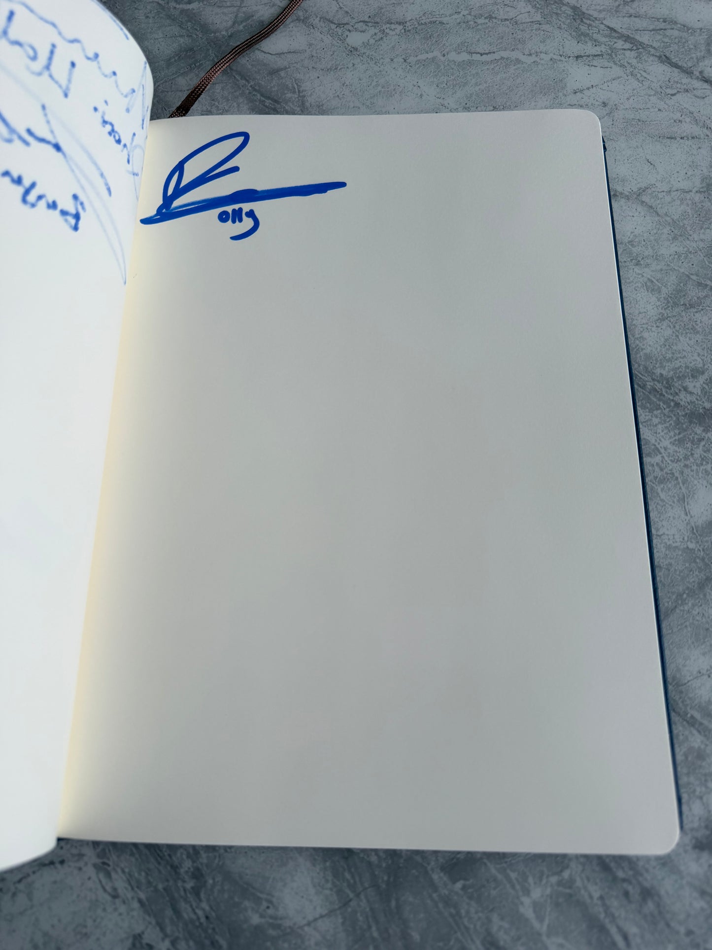 Game Of Thrones Autograph Book Signed By 25 Cast Members