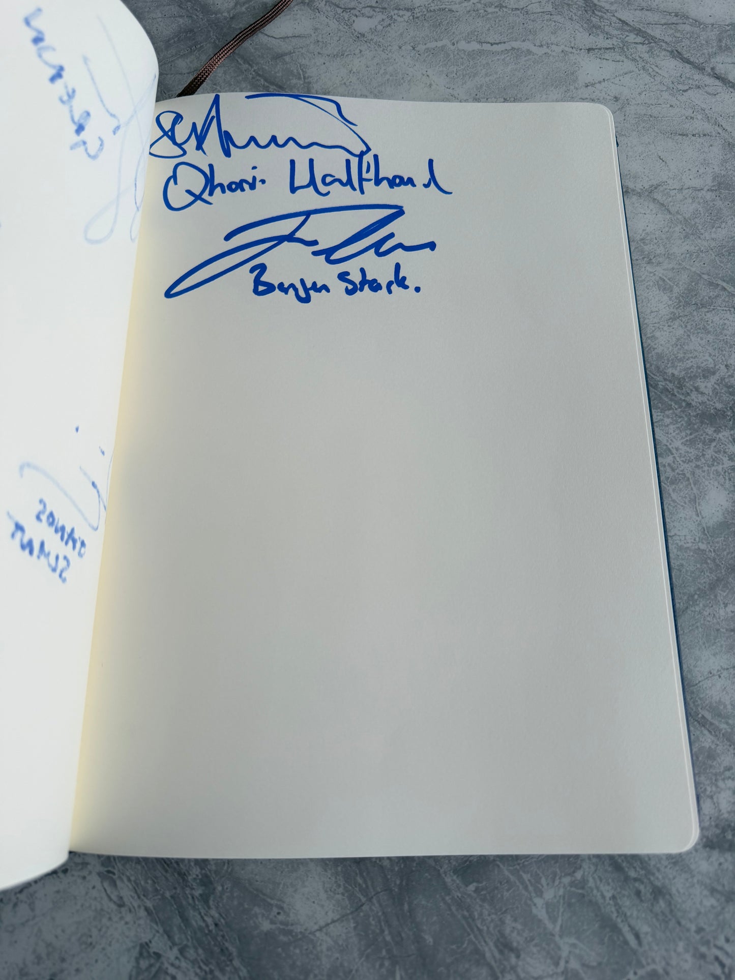 Game Of Thrones Autograph Book Signed By 25 Cast Members