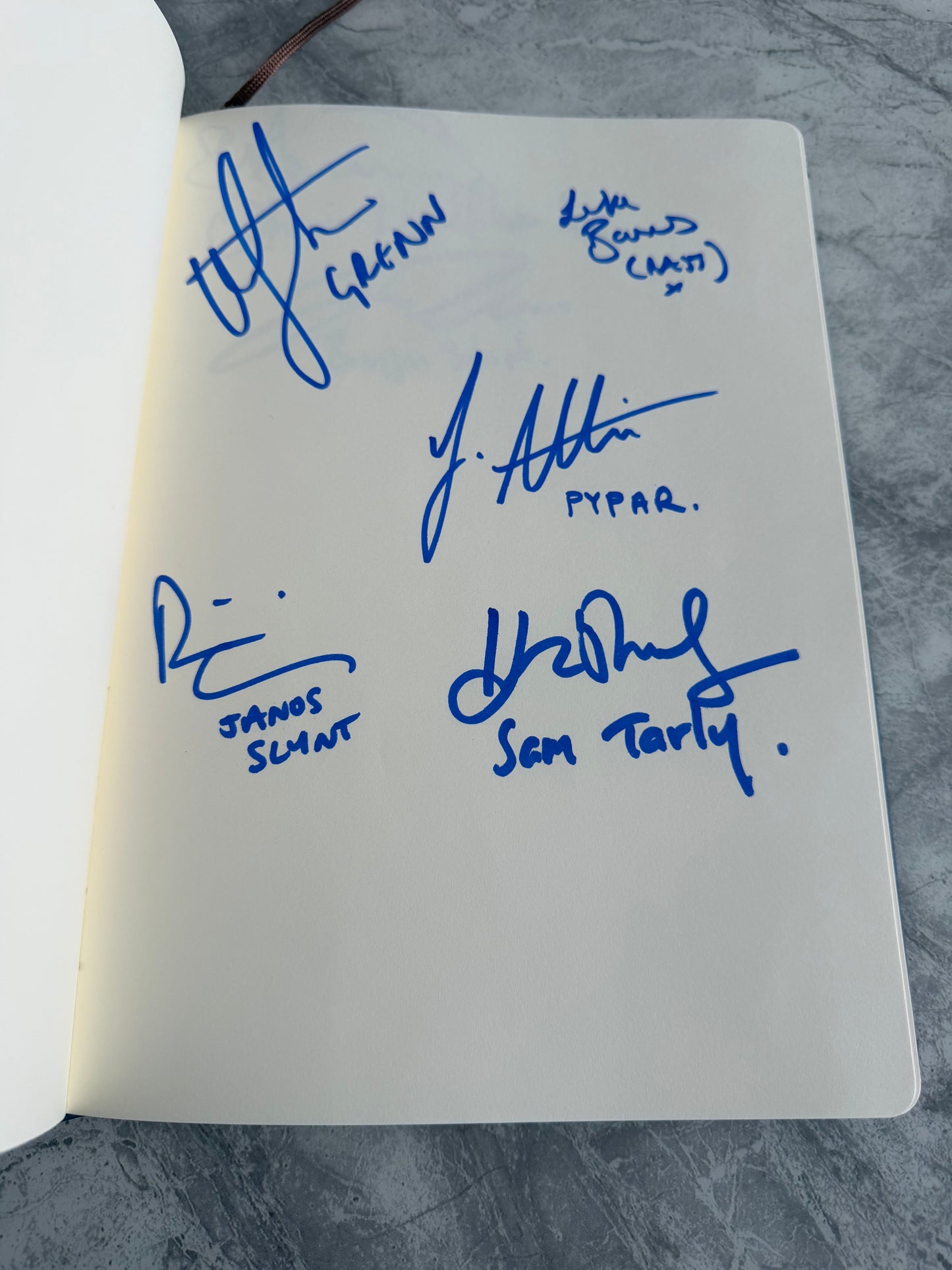 Game Of Thrones Autograph Book Signed By 25 Cast Members